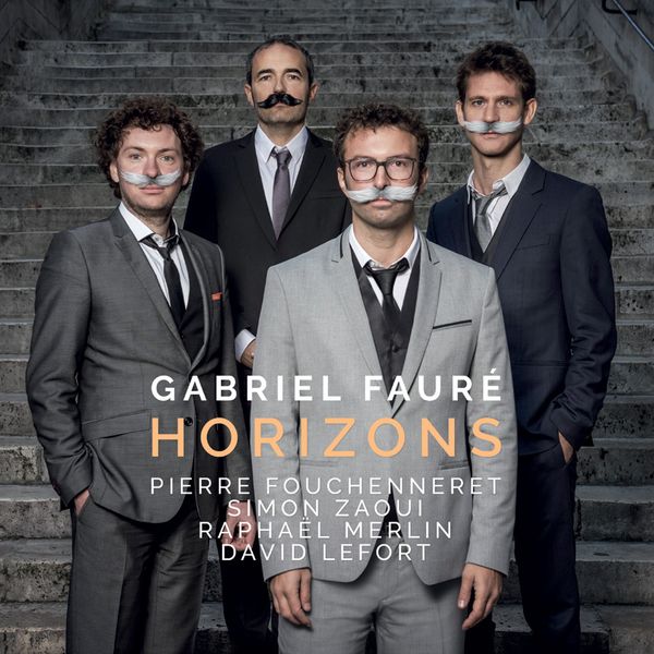 Pochette du disque Horizons : quatre musiciens en costume sur un escalier, moustaches postiches