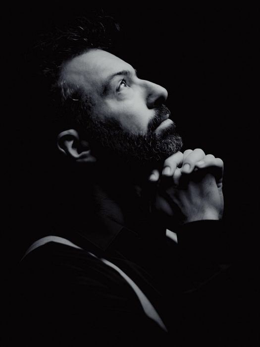 Simon Zaoui, portrait en noir et blanc, de profil, regard levé, mains jointes sous le menton